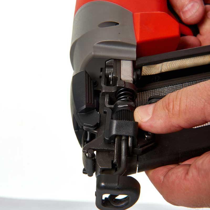 M18 CN16GA-202X - Gwoździarka 18 V 16GA, 2.0 Ah, FUEL™, w walizce z 2 akumulatorami i ładowarką