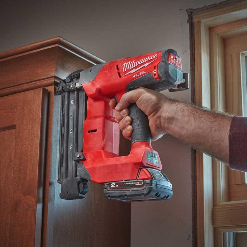 M18 CN18GS-202X - Gwoździarka 18 V 16GA, FUEL™, w walizce, z 2 akumulatorami i ładowarką