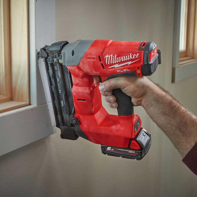 M18 CN18GS-202X - Gwoździarka 18 V 16GA, FUEL™, w walizce, z 2 akumulatorami i ładowarką