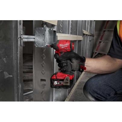 M18 ONEID2-502X - Zakrętarka udarowa 1/4" HEX, 18 V, FUEL™ ONE-KEY™, z 2 akumulatorami i ładowarką