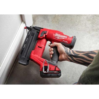 M18 FN18GS-202X - Gwoździarka 18 GA, 18 V, 2.0 Ah, FUEL™, w walizce, z 2 akumulatorami i ładowarką 