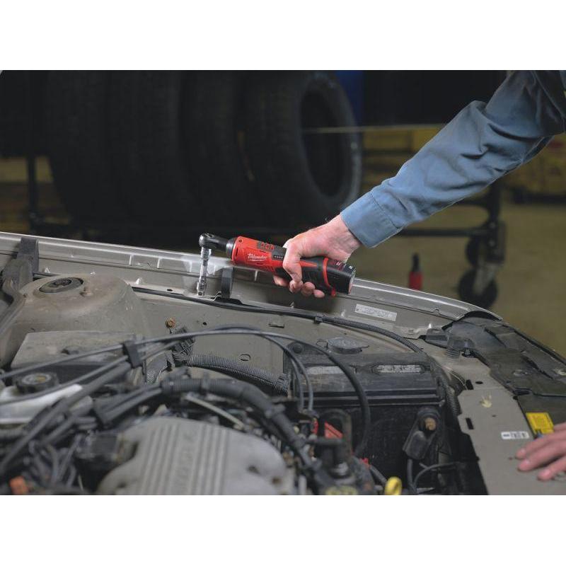 M12 IR-201B 1/4" - Subkompaktowa grzechotka udarowa 1/4", 12 V, 2.0 Ah, w torbie, z akumulatorem i ładowarką