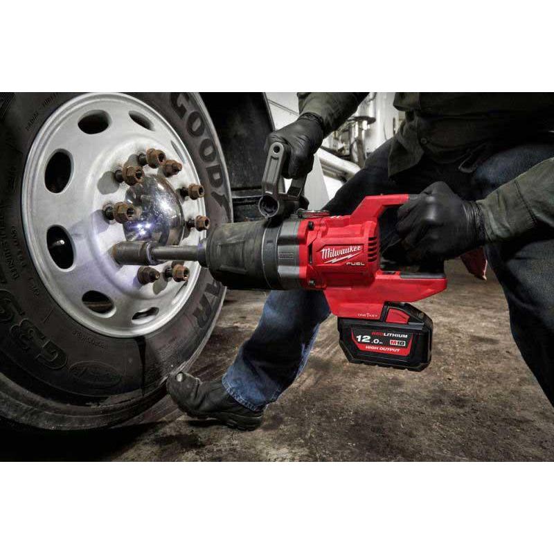 M18 ONEFHIWF1D-121C - Klucz udarowy 1" z rękojeścią D, 2576 Nm, 18 V, 12.0 Ah, ONE-KEY™, w walizce, z akumulatorem i  ładowarką