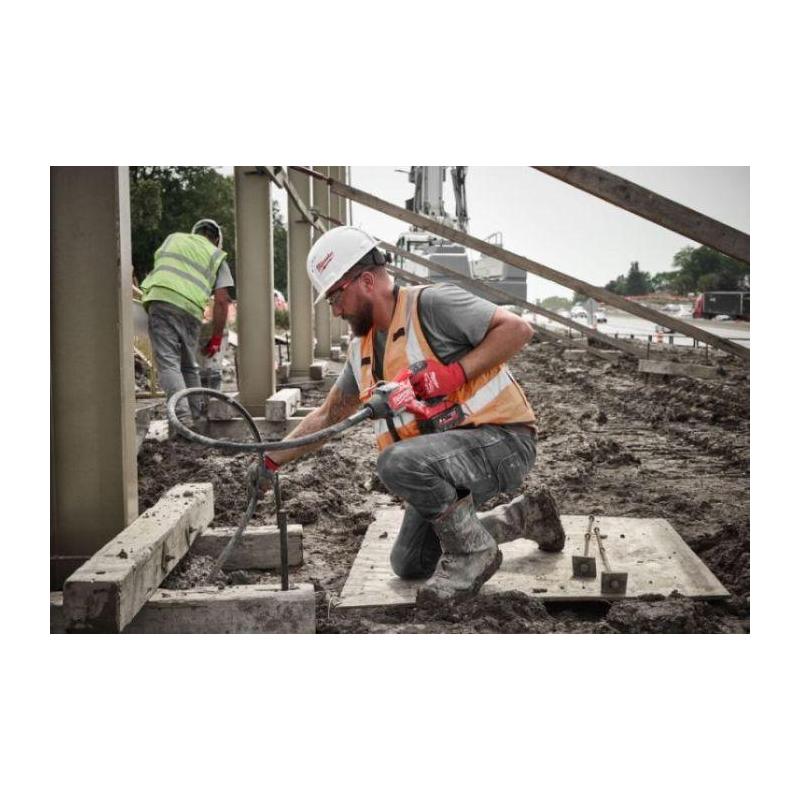 M18 FCVN24-551 - Igłowy wibrator do betonu z wałkiem 2,4 m, 18 V, 5.5 Ah, FUEL™, z akumulatorem i ładowarką