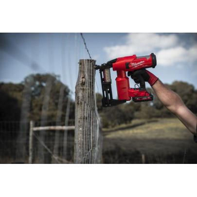 M18 FFUS-302C - Zszywacz do ogrodzeń 18 V, 3.0 Ah, FUEL™, w walizce, z 2 akumulatorami i ładowarką