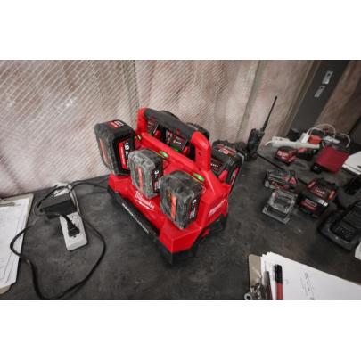 M18 PC6 - Szybka ładowarka 6-portowa PACKOUT M18™, 18 V, 2.0, 4.0, 5.0, 3.0, 5.5, 8.0 & 12.0
