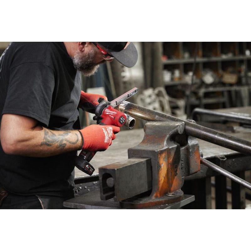 M12 FBFL13-402B - Pilnik taśmowy 13 mm, 12 V, 4.0 Ah, FUEL™, w torbie, z 2 akumulatorami i ładowarką