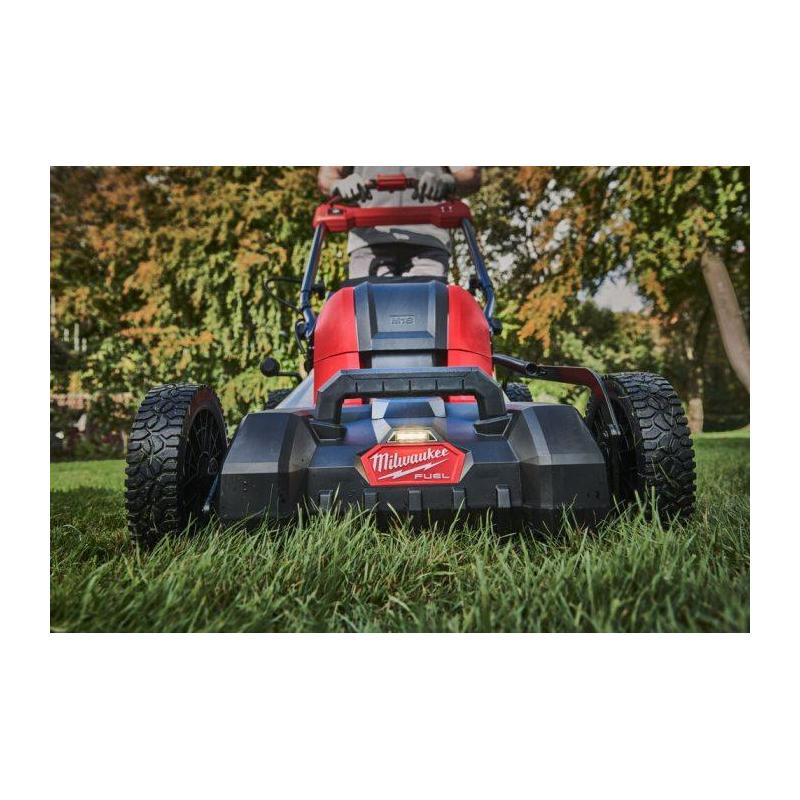 M18 F2LM46-802 - Kosiarka z napędem 46 cm, 18 V, 8.0 Ah, FUEL™, z 2 akumulatorami i ładowarką