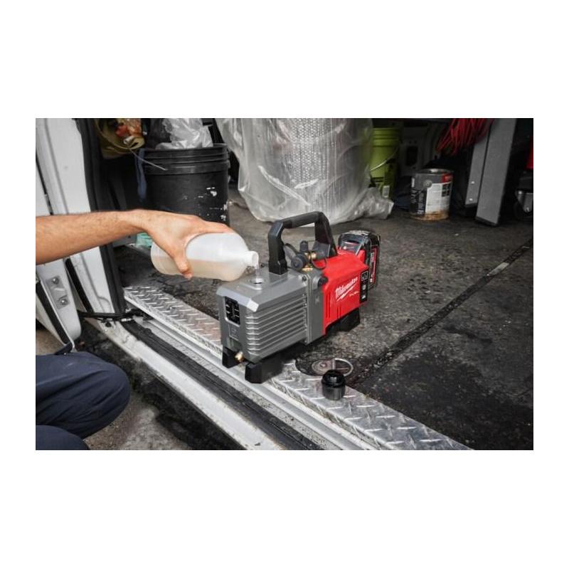 M18 FVP5-801 - Pompa próżniowa 5 cfm, 18 V, 8.0 Ah, FUEL™, z akumulatorem i ładowarką M18 FVP5-801 - Pompa próżniowa 5 cfm, 18 V, 8.0 Ah, FUEL™, z akumulatorem i ładowarką