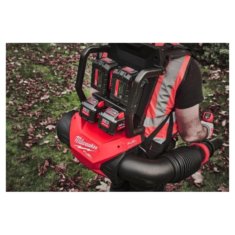 M18 F2BPB-124 - Dmuchawa plecakowa na cztery akumulatory 18 V, 12.0 Ah, FUEL™, z 4 akumulatorami i ładowarką