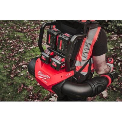 M18 F2BPB-124 - Dmuchawa plecakowa na cztery akumulatory 18 V, 12.0 Ah, FUEL™, z 4 akumulatorami i ładowarką