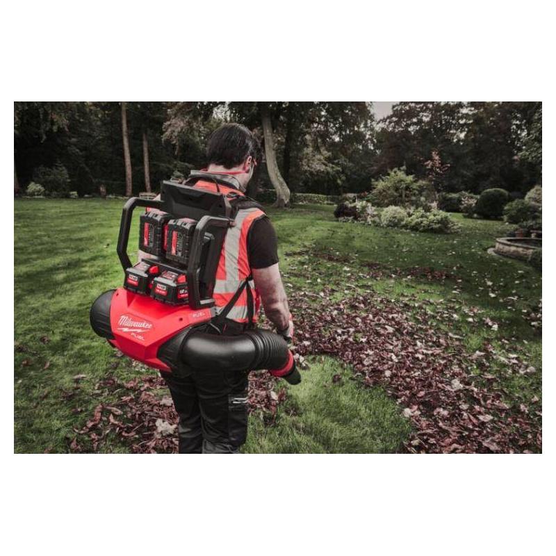 M18 F2BPB-124 - Dmuchawa plecakowa na cztery akumulatory 18 V, 12.0 Ah, FUEL™, z 4 akumulatorami i ładowarką