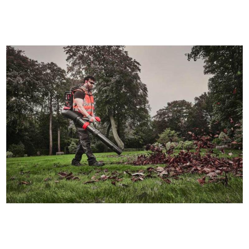 M18 F2BPB-124 - Dmuchawa plecakowa na cztery akumulatory 18 V, 12.0 Ah, FUEL™, z 4 akumulatorami i ładowarką