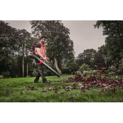 M18 F2BPB-124 - Dmuchawa plecakowa na cztery akumulatory 18 V, 12.0 Ah, FUEL™, z 4 akumulatorami i ładowarką